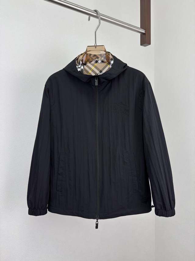 Burberry25秋冬新品，双面穿连帽夹克，以品牌标志性元素重塑双面魅力，演绎英伦格调的永恒张力。 A面：经典战马，锋芒立现：胸前贴布绣花标志性经典战马图案，