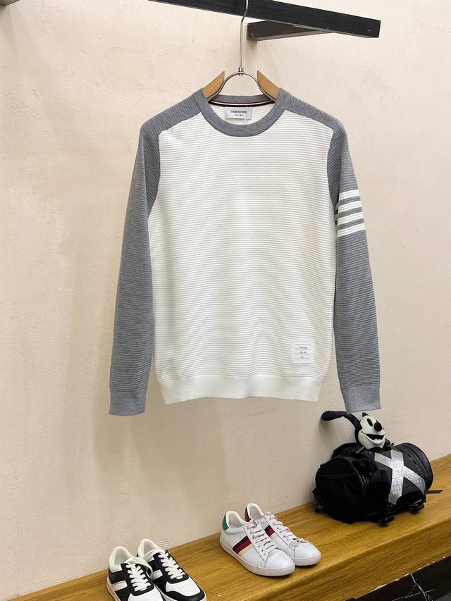 Tb 2025秋冬新款毛衣 专柜同步 采用羊毛+天丝，时尚经典本色提花Logo针织 秋冬必备款精致简洁大方得体提花字母Logo点缀设计玩的就是设计与材质的融合