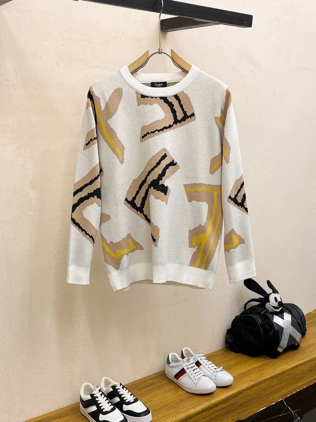 Fendi 芬迪 2025秋冬新款毛衣 专柜同步 采用羊毛+天丝，时尚经典本色提花Logo针织 秋冬必备款精致简洁大方得体提花字母Logo点缀设计玩的就是设计与
