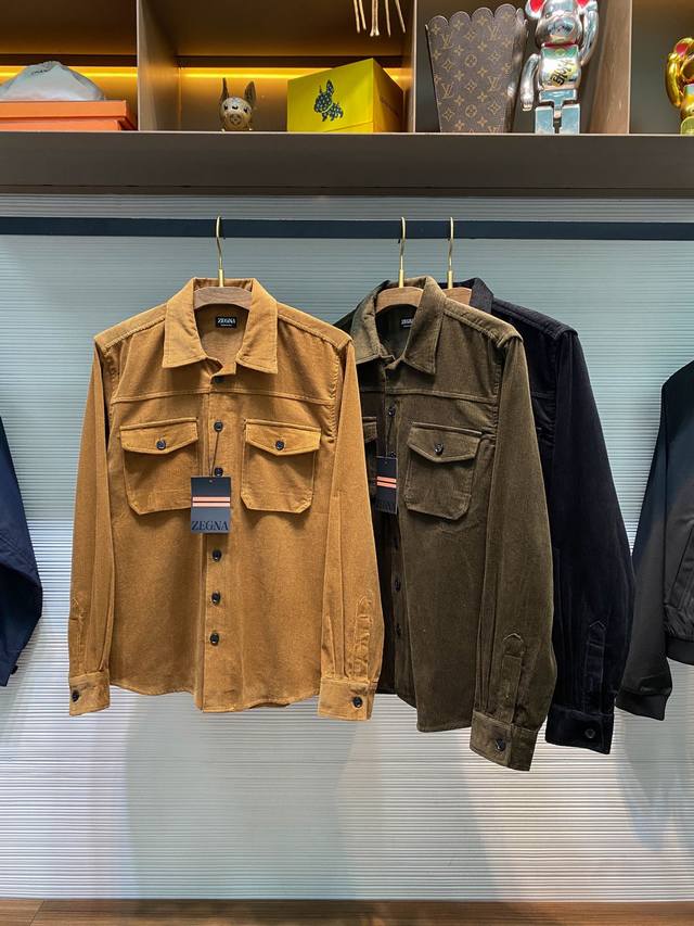 Ez25Fw秋冬新款灯芯绒全棉翻领衬衣，男士经典双口袋宽松休闲条纹长袖衬衫！贸易公司渠道稀出，同步官网发售！在时尚的广袤天地中，总有一些单品能够凭借独特魅力脱颖