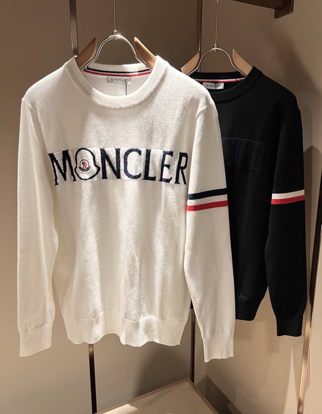 Moncl*R蒙*口 2025秋冬男女同款情侣款最新的贸易订单针织羊毛衫，全品相！！网红款！工艺采用针织羊毛钩织，简单Mon标识钩织Logo设计！不僵硬，整体有