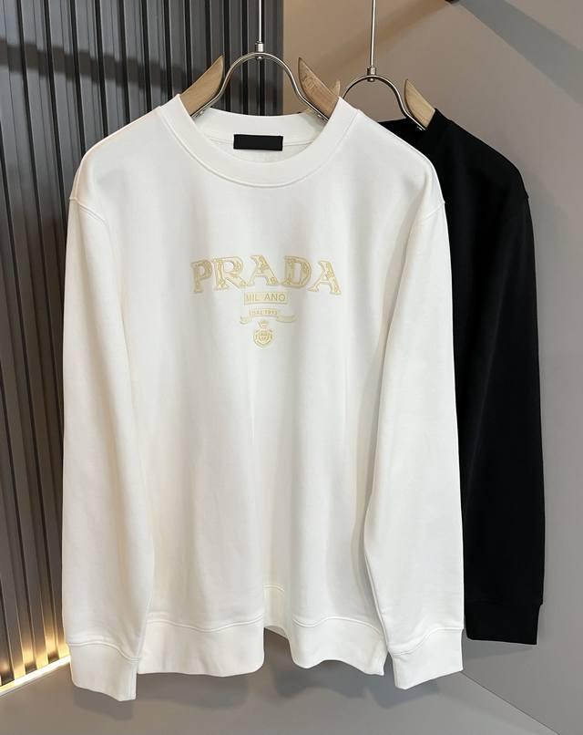 prad*A普*达2025秋冬新款男女同款长袖卫衣，最新款全网独家首上！！~既经典有时尚百搭，谁不爱啊，将经典再次展现，非常的耐看，自带低奢光环与辨识度！pr*