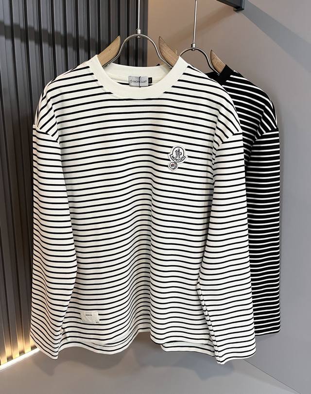 Moncler蒙家 2025秋冬新款贸易订单长袖打底衫，全品相！！网红款！工艺采用胸前Logo徽章设计！上身舒适透气，不僵硬，整体有着丰富的立体感，品质出口订单