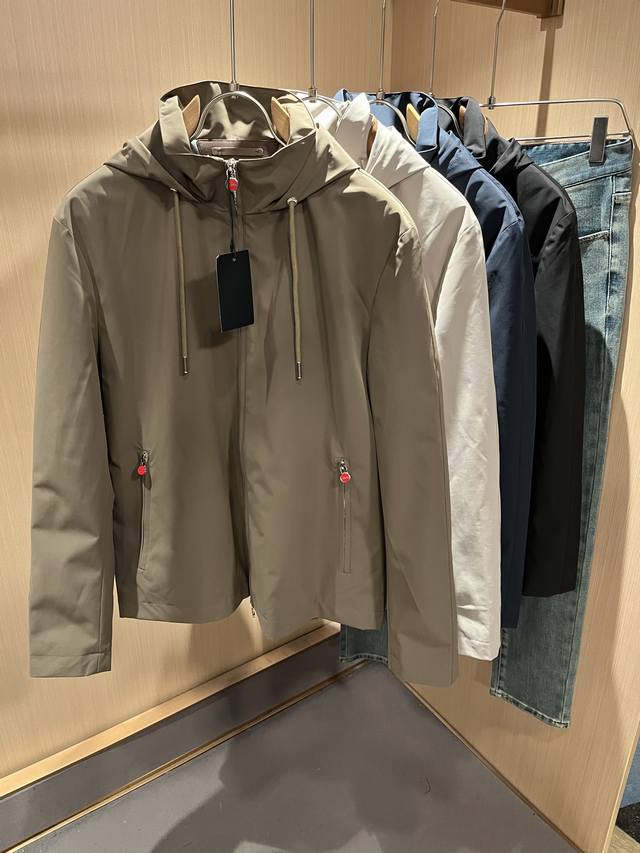 Kiton 2025秋冬新款男士休闲夹克，采用进口专属聚酯纤维面料！！简单Logo标识五金设计！代表品牌形象 简洁舒适的款式，线条感粗细均匀饱满，精致细腻，上身