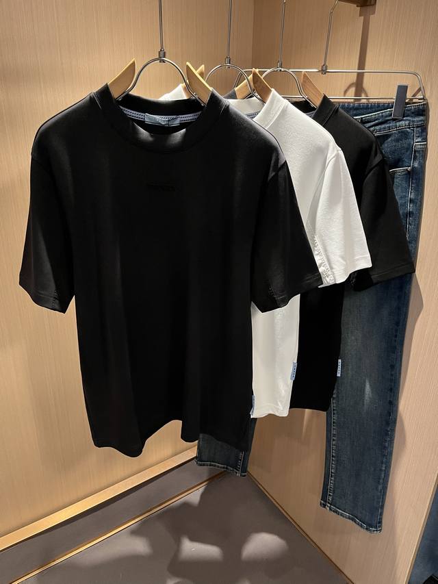 prad*A普*达2025秋冬新款男士短袖打底衫，最新款全网独家首上！！~既经典有时尚百搭，谁不爱啊，将经典再次展现，非常的耐看，自带低奢光环与辨识度！pr*D