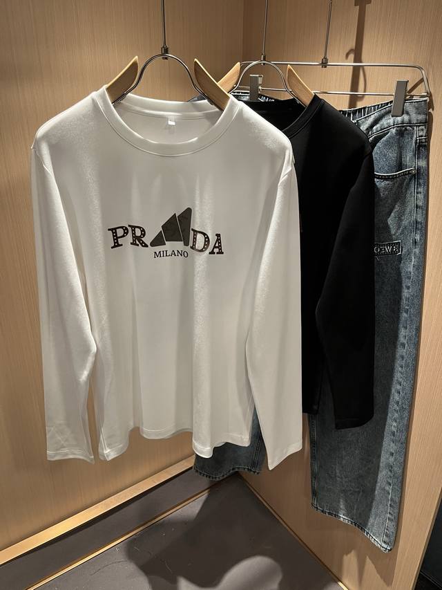 prad*A普*达2025秋冬新款男士长袖打底衫，最新款全网独家首上！！~既经典有时尚百搭，谁不爱啊，将经典再次展现，非常的耐看，自带低奢光环与辨识度！pr*D