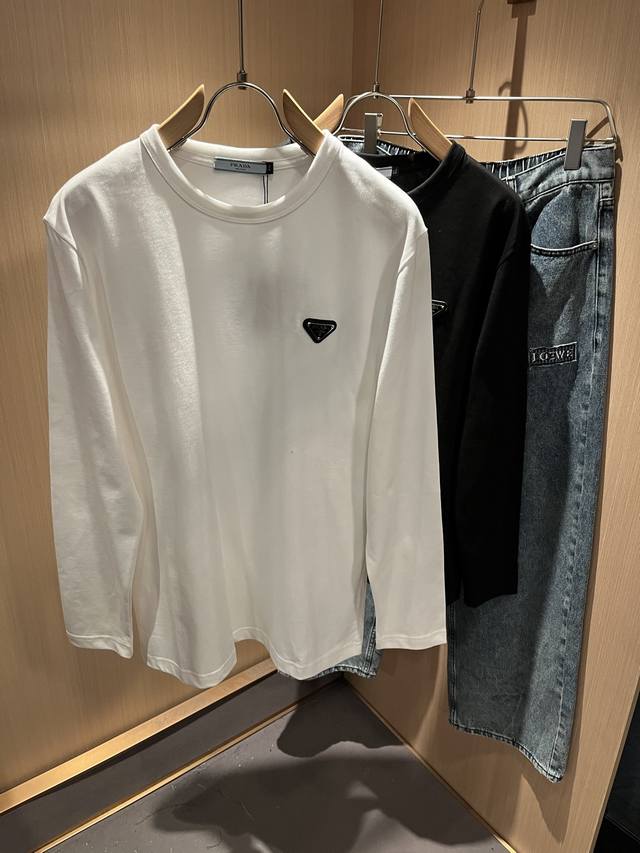 prad*普*达 2025秋冬季新款经典元素长袖打底衫，经典大方的款式，可以穿十年都还是流行的那种，你一定要收藏几件，难得精致极致的款，你一定要收！好品味的一件