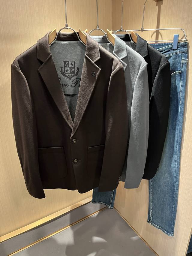 Loro piana诺悠翩雅 2025秋冬男士西装外套，最新的贸易订单全品相！！网红款！上身舒适透气，不僵硬，整体有着丰富的立体感，品质出口订单，定制专属纯棉面