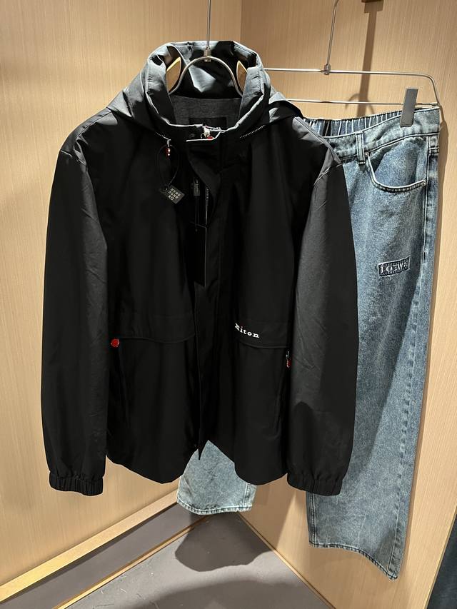 Kiton 2025秋冬新款男士休闲夹克，采用进口专属聚酯纤维面料！！简单Logo标识刺绣设计！代表品牌形象 简洁舒适的款式，线条感粗细均匀饱满，精致细腻，上身