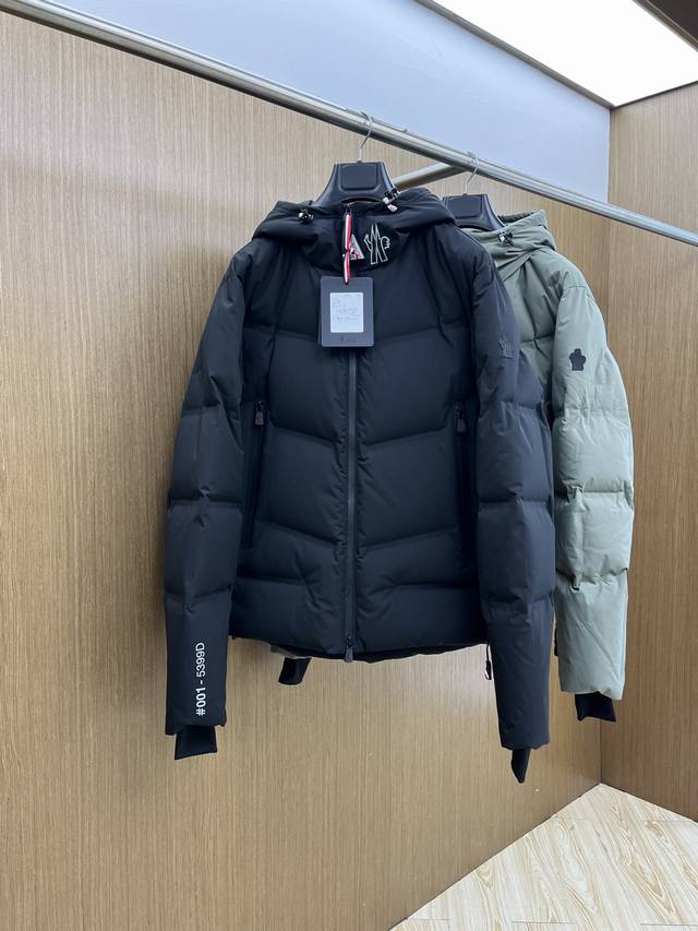 秋冬羽绒 Mongwangren连帽羽绒滑雪夹克外套 Angren男士羽绒夹克演绎大胆的现代线条。短款设计，采用四向弹性府绸面料制成，便于自如活动。这款实用夹克