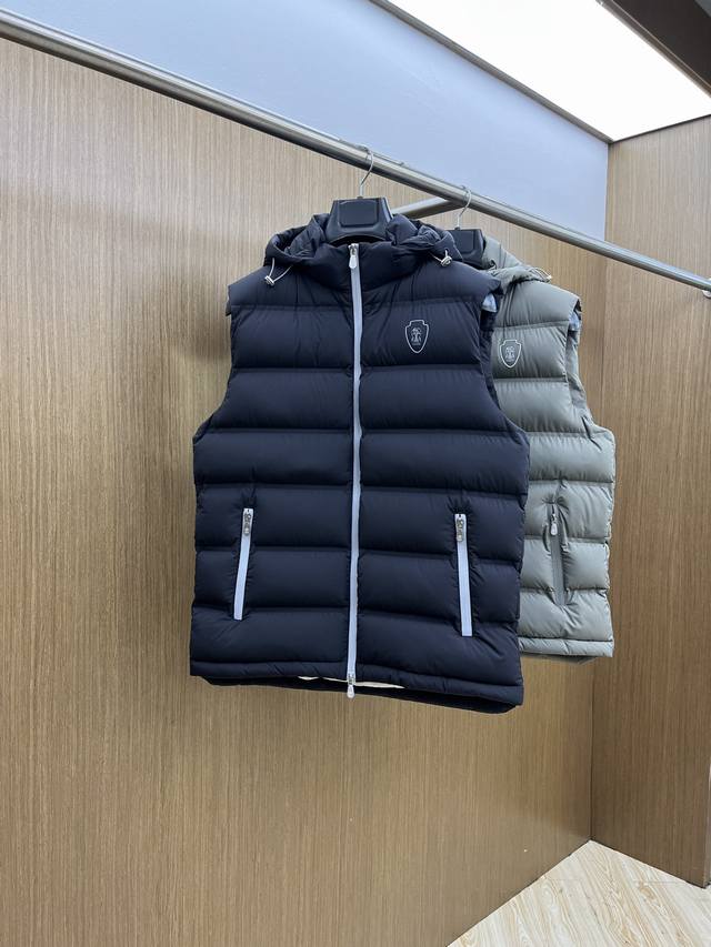 秋冬 Brunello Cucinelli25秋冬款羽绒马甲 Bc秋冬款的马甲采用高品质羽绒填充工艺，全衣采用高品质90国标白鸭绒，上身轻盈无负重感中空度高,蓬