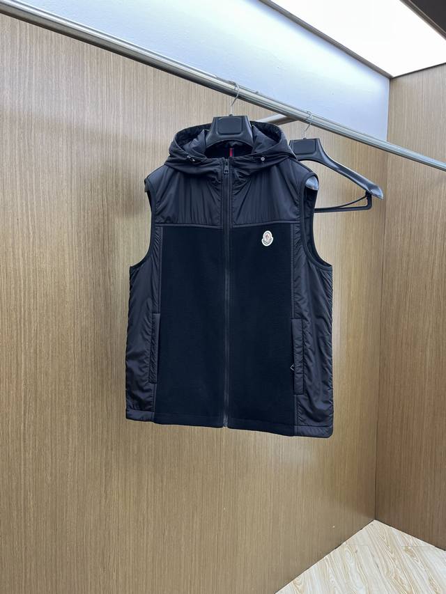秋冬 Mon 秋冬Moncler连帽马甲 选用韩国进口登山绒 面料防风保暖、防起球、防静电、防止灰尘吸附 定制五金 Fjj细节满满 上身舒适且立挺有型 码数48