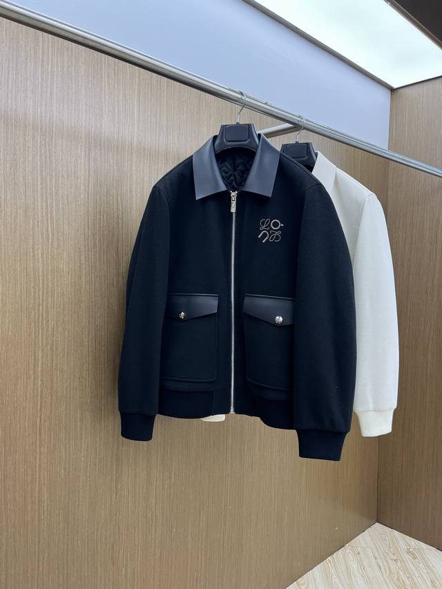秋冬 Loe 2540Ss早春最新款 罗意威翻领休闲外套 高端品质、羊毛面料真皮拼接袖，柔软舒适。版型面料五金都是定制，透气舒适合成面料，Logo采用时下流行刺