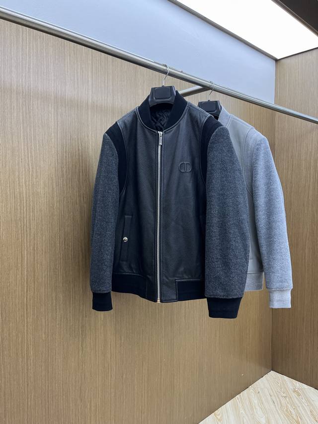 秋冬 Cd Fw秋冬新款 牛皮拼羊毛棒球外套，时髦新定义 Dior 秋冬新款来袭 牛皮与羊毛碰撞，打造独特棒球外套 经典棒球服型，利落又藏不住的时髦感。牛皮质感