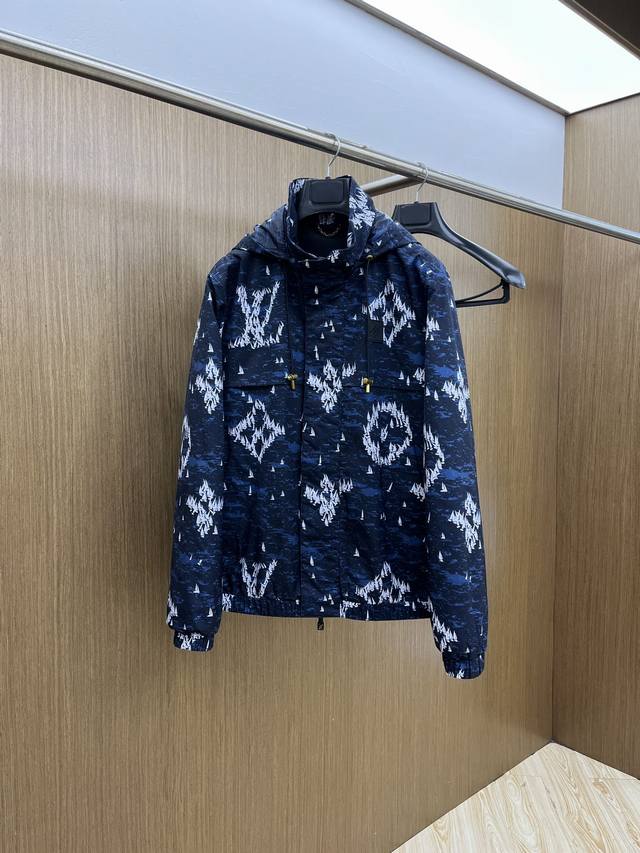 秋冬 Lv深蓝色帆船印花尼龙连帽 以深蓝色为底色，布满白色帆船印花图案，兼具时尚感与独特性。 连帽设计，休闲且具有一定的防风防雨功能，适合多种场合穿着。 配有抽