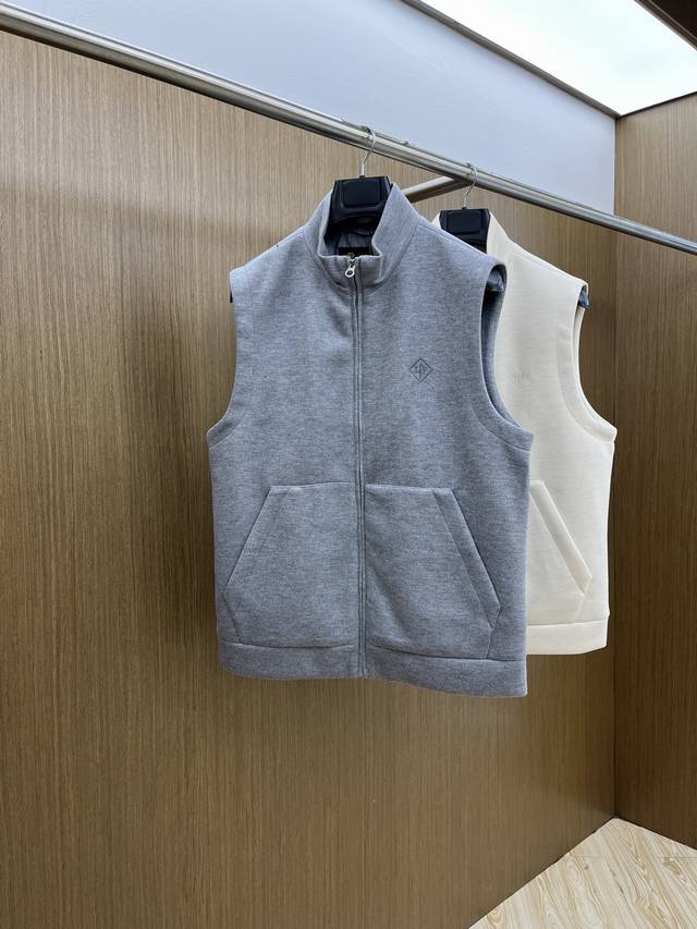 秋冬 Lp2540Ss早秋新款发布 Lp立领，秋季爆款夹棉马甲，字母Logo刺绣款穿上就是舒适自在又显瘦的存在，慵懒而随性，结合干净简单的色系就特别耐看，Fsh