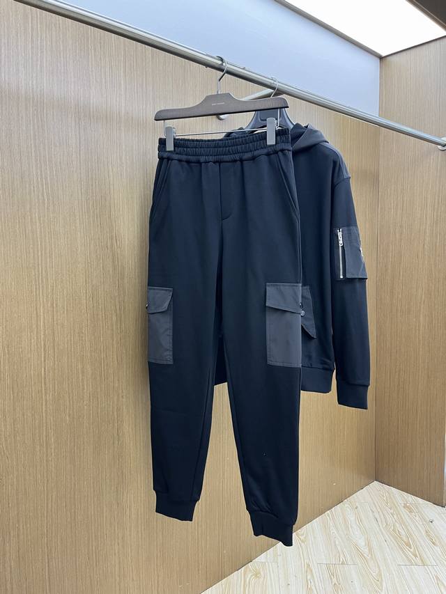 普拉达prada工装风休闲裤，经典黑色主调，搭配个性口袋设计，简约又不失潮酷感。舒适版型，轻松适配多种场合，无论是日常出街还是休闲聚会，Gz 都能展现独特时尚品