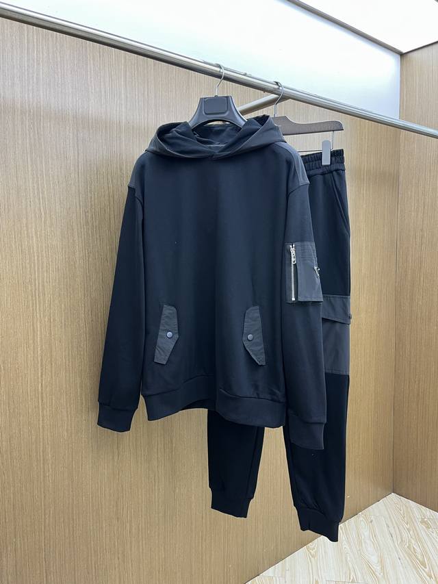 普拉达prada这款黑色连帽卫衣，简直是时尚与舒适的完美融合体。经典的纯黑主色调，自带高级感滤镜，无论什么风格的穿搭都能轻松适配。连帽设计，为整体造型注入了几分
