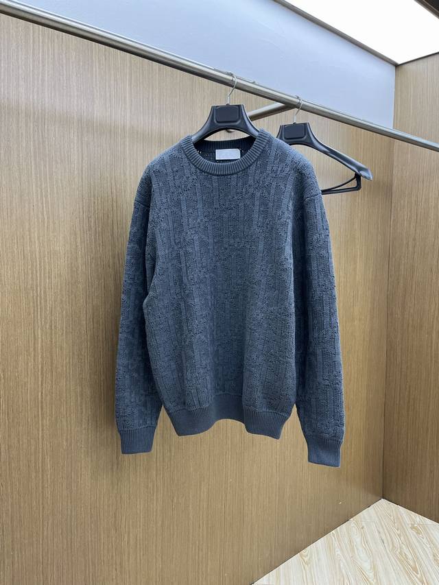 Dior迪奥这款针织衫，真的太戳人啦！高级感满满的灰调，衣身布满精致纹路，是品牌标志性的设计元素，细节处尽显匠心，仿佛在诉说着Dior的奢华与优雅。 经典的圆领