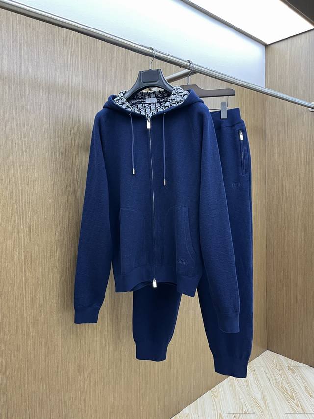 Dior迪奥经典秋冬新款套装羊毛复合提花连帽拉链外套男女同款，最高版本可对比 这款连帽运动夹克采用日本优质羊毛和山羊绒混纺针织面料精心制作，将经典高订气质融入基