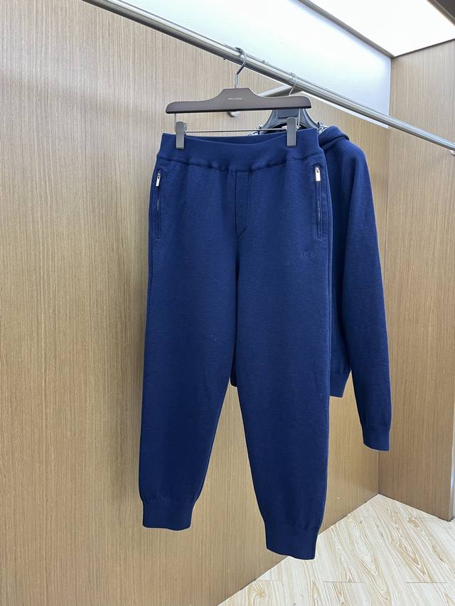 Dior迪奥经典秋冬羊毛提花卫裤男女同款 这款运动长裤采用日本优质羊毛+羊绒混纺针织面料精心制作，将经典高订韵致融入基本款，是经典时尚单品。罗纹腰头与裤脚设计，