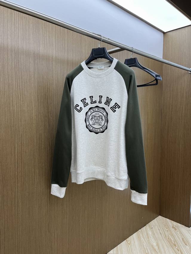 Celine赛琳2025早秋拼接卫衣，经典徽标碰撞撞色巧思 浅灰主调搭墨绿插肩袖，复古学院感拉满 立体刺绣Logo 自带质感滤镜，行走的时尚标识 松弛套头版型，