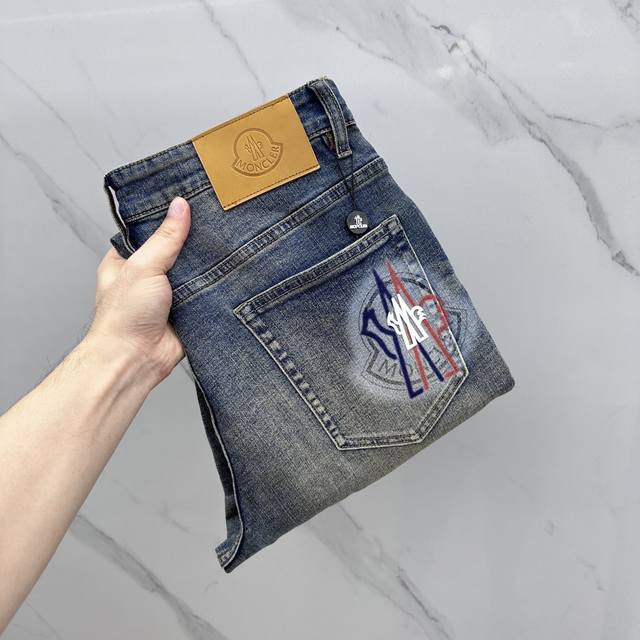 Moncler*蒙口 高端定制、2025早春最新款牛仔裤 柜台同步发售 原版定制复刻 客供五金辅料 原单品质 进口固色牛仔面料 重工洗水 做工走线精细 上身绝佳