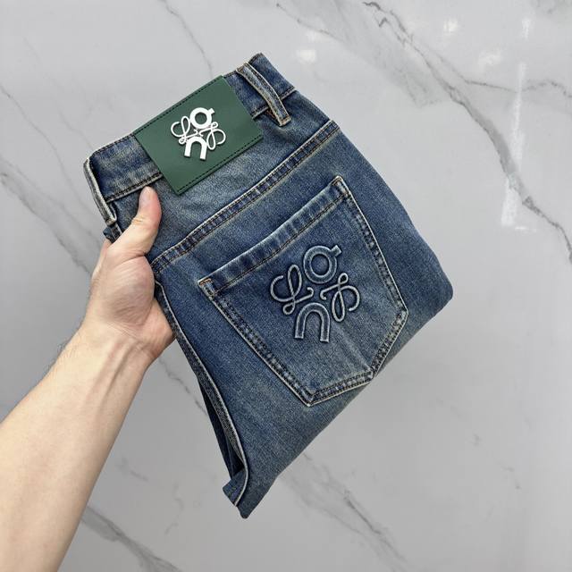 Loewe*罗意威 高端定制、2025早秋最新款牛仔裤 柜台同步发售 原版定制复刻 客供五金辅料 原单品质 进口固色牛仔弹力面料 重工洗水 做工走线精细 上身绝