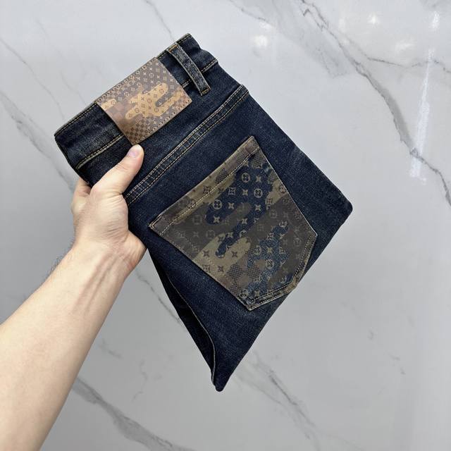 LV*路易威登 高端定制、2025早秋最新款牛仔裤 柜台同步发售 原版定制复刻 客供五金辅料 原单品质 进口固色牛仔弹力面料 重工洗水 做工走线精细 上身绝佳！