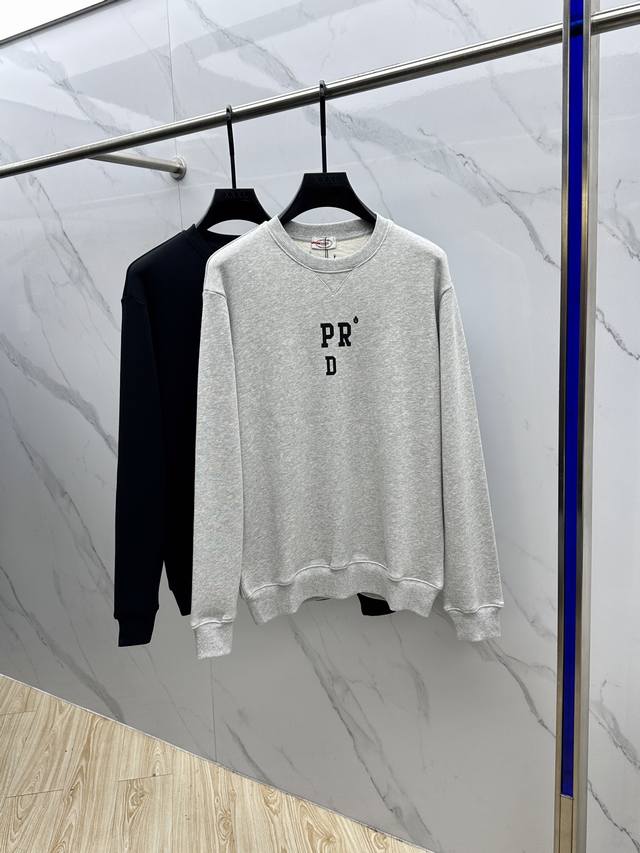 prada、简称字母圆领卫衣 原,200购买；棉质卫衣面料、Oversize 版型设计、简称字母印花图案、袖口及底边罗纹修饰、三角徽标点缀、全套辅料配备 # 纯