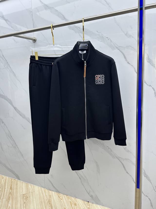 Loewe罗意威 2025秋冬新款男士休闲拉链立领套装，精选空气层面料，不起球，久洗不变形，融汇经典品牌Logo设计，顶级的品质专柜在售，顶级制作工艺进口面料，