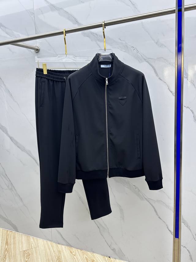 prada普拉达 2025秋冬新款男士休闲拉链立领套装，精棉复合面料，不起球，久洗不变形，融汇经典品牌Logo设计，顶级的品质专柜在售，顶级制作工艺进口面料，专