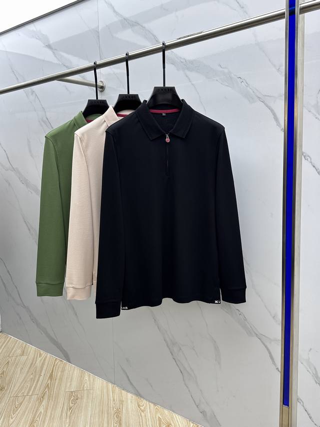 Kiton 2025秋冬新款男士标识短袖polo衫，延续经典商务休闲翻领polo恤.该款polo衫采用丝光双面棉质珠地面料制成，隽永设计可跨越时尚潮流。经典款型