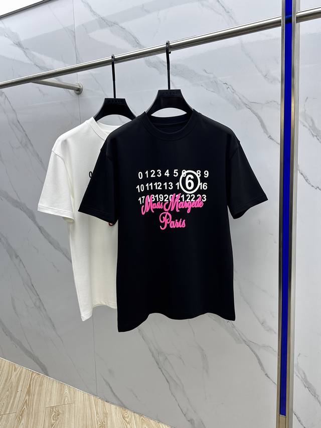 Mm6 马吉拉 2025Ss秋季新款短袖打底T 恤，以当季色调传递典雅韵味，成就日常搭配佳选。胸前Logo标识含蓄标注品牌身份，字母立体工艺、做工精细、时尚大气