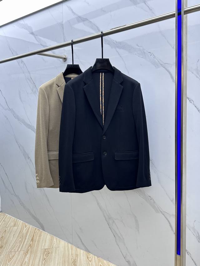 Burberry*巴宝莉 2025Ss早秋新款发布巴宝莉西装夹克外套，秋季爆款西装外套，胸前战马Logo刺绣西装，穿上就是舒适自在又显瘦的存在，慵懒而随性，结合