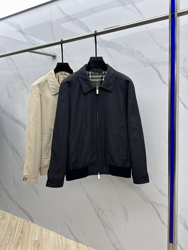 Burberry*巴宝莉 2025Ss早秋新款 巴宝莉翻领夹克外套，秋季爆款外套，格子内里，战马刺绣款外套，穿上就是舒适自在又显瘦的存在，慵懒而随性，结合干净简