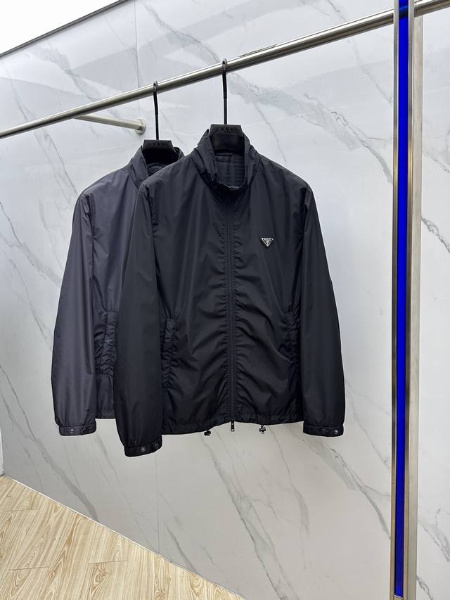 prad*普拉达 2025Ss秋冬新款p家立领夹克。经典设计感与颜值爆棚的外套，品质更是无法挑剔品控可以直接入手，不容过错的高端臻品！通过细节图片便可感受到它强