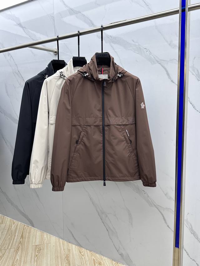 Moncler蒙口 2025Ss早秋新款发布夹棉连帽 帽子可收纳 夹克外套，字母老花 秋季爆款，穿上就是舒适自在又显瘦的存在，慵懒而随性，结合干净简单的色系就特