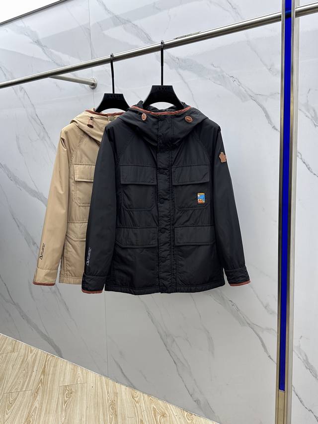 Moncler蒙口 2025Ss早秋新品连帽夹棉夹克外套、秋冬最新款宇航飞行员内胆棉衣，完美 完美 完美 ，面料非常舒适，经典专属章仔金属配比修饰技术精湛，上身