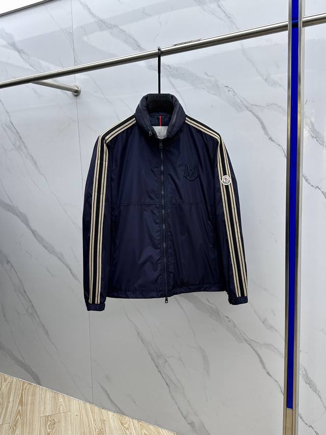 Moncler蒙口 2025Fw早秋新品连帽轻盈夹克。 帽子可收纳 衣袖饰有独特条纹织带设计，经典运动连帽设计，采用细密柔软面料制成，兼具舒适质感和功能性。拉链