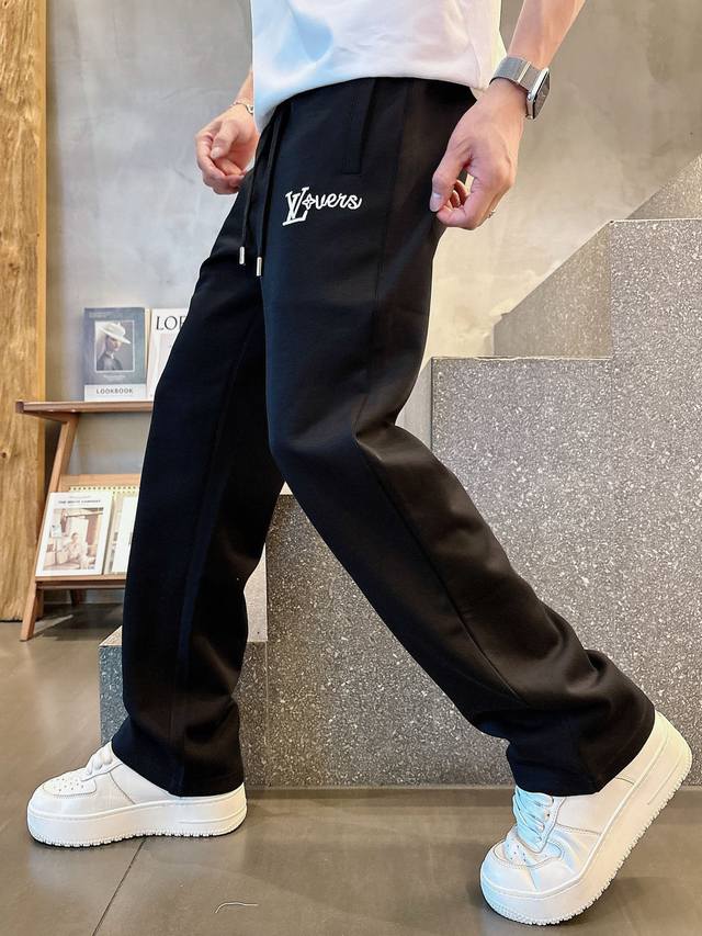 Lv2025夏季新款铜氨丝莫代尔空气层休闲卫裤，裤身上刺绣标志性品牌标识，客供定制品牌刻印五金配件，彰显品牌格调，100%进口面料精心打造，柔软舒适透气，时尚休