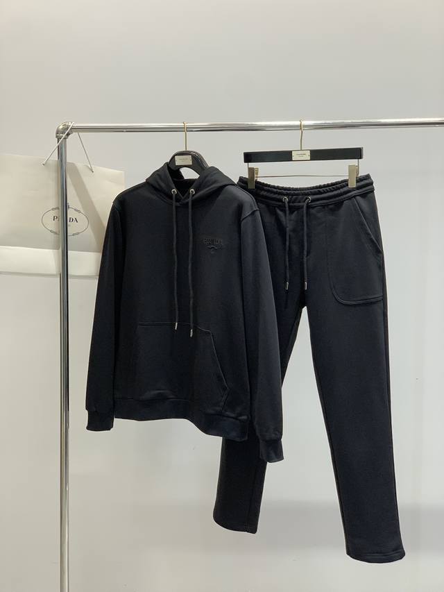 新品prada套装，可分开出售套装衣服 卫裤 ， prada普拉达-2025秋冬最新品套装-专柜同步有售，原单狠货休闲时尚套装，上身很有特点！吸睛而有亮点，进口