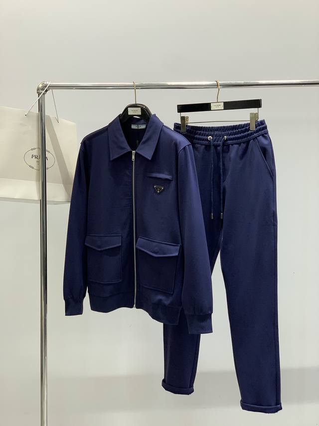 新品prada套装，可分开出售套装衣服 卫裤 ， prada普拉达-2025秋冬最新品套装-专柜同步有售，原单狠货休闲时尚套装，上身很有特点！吸睛而有亮点，进口