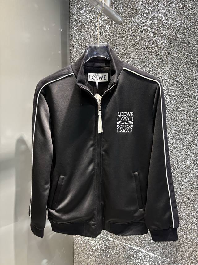 秋冬 套 Loe 官网独家专供 高端独家定制款 秋冬新款专柜同款休闲套装，透气舒适休闲！高级感满满！细节精致高档，做工无可挑剔！原版高端面料很显高级！面料挺括抗