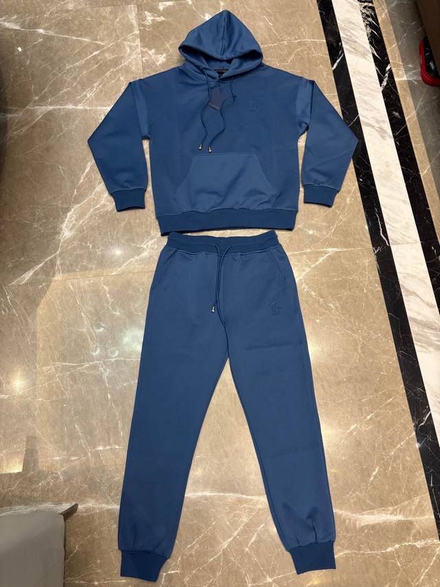 秋冬 套 Lv 官网独家专供 高端独家定制款 秋冬新款专柜同款休闲套装，透气舒适休闲！高级感满满！细节精致高档，做工无可挑剔！原版高端面料很显高级！面料挺括抗皱