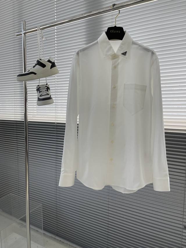 秋冬 -prad 领子标识小细节府绸衬衫。 明扣款，这款面料带弹力，穿着舒适！ 尺码:S-Xxl。 S码衣长75 胸围99 肩宽44 袖长62.5 M码衣长77