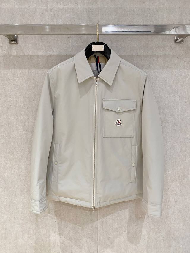 Moncler 蒙口秋冬男装praz抽绳风帽短款羽绒夹克praz抽绳风帽短款羽绒夹克是Moncler 蒙口秋冬男装系列中的一款，以黑色为主色调，兼具时尚与实用性