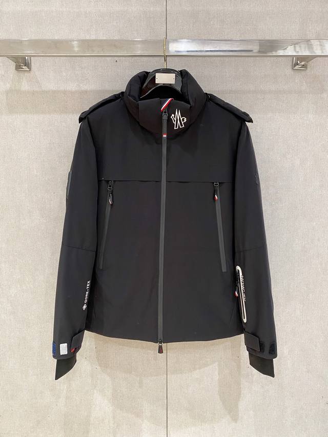 Moncler 蒙口秋冬男装praz抽绳风帽短款羽绒夹克praz抽绳风帽短款羽绒夹克是Moncler 蒙口秋冬男装系列中的一款，以黑色为主色调，兼具时尚与实用性