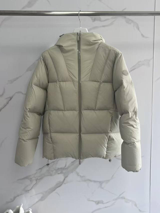 2025冬季新款Fusain短款羽绒夹克设计灵感源自惊险刺激的赛车运动，与赛车手制服的立体剪裁和动感结构相呼应。以菱格绗缝构筑保暖壁垒，轻量面料却藏满蓬松暖意。