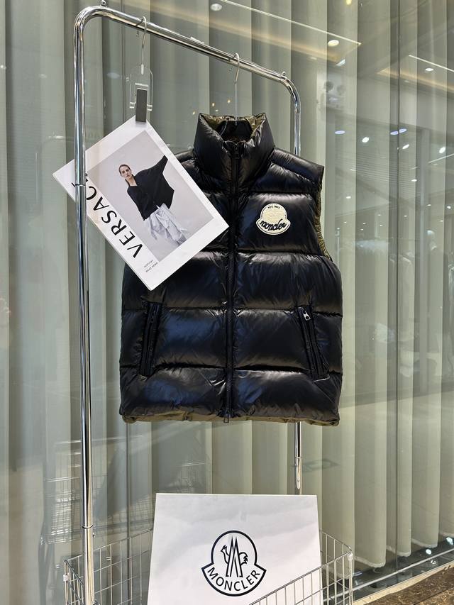 25Moncler盟可睐 早秋新品 Lipsi男士羽绒马甲，演绎Moncler经典设计，是换季衣橱的必需单品。采用轻盈的功能性Nylon Laque面料制成，撞